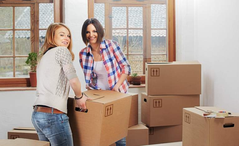 Image étudiantes qui emménagent dans un appartement neuf